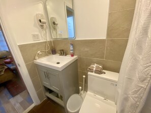 舒適聯排別墅 | 浴室 | 淋浴設備、免費盥洗用品、吹風機、毛巾