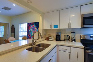 Geladeira grande, micro-ondas, fogão, cooktop