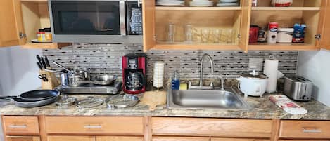 Jääkaappi, mikroaaltouuni, liesi, kahvin-/teenkeitin