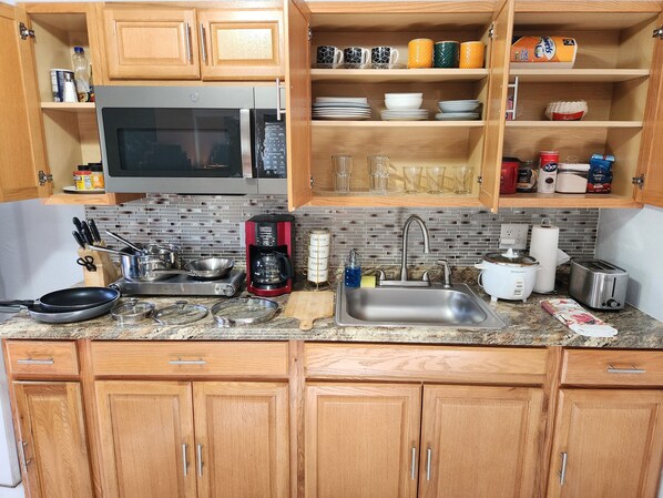 Fridge, microwave, stovetop, coffee/tea maker - Private New Guest House 5min Freemont FREE Parking (Las Vegas)