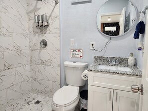 Dusche, Haartrockner, Handtücher, Seife