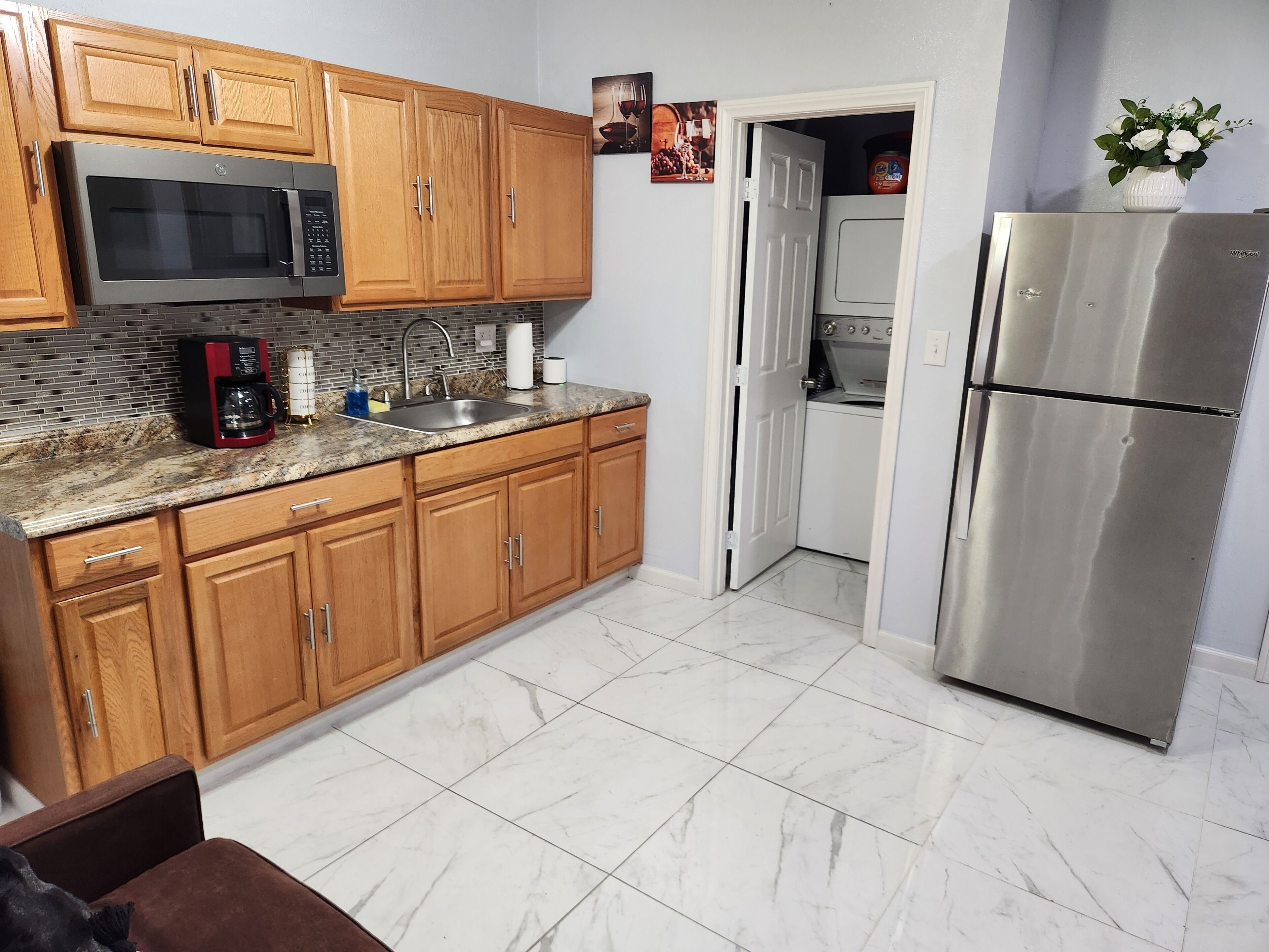 Een koelkast, een microgolfoven, een kookplaat