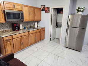 Kühlschrank, Mikrowelle, Herdplatte, Wasserkocher mit Kaffee-/Teezubehör