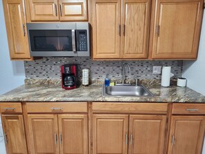 Réfrigérateur, micro-ondes, plaque de cuisson, cafetière/bouilloire