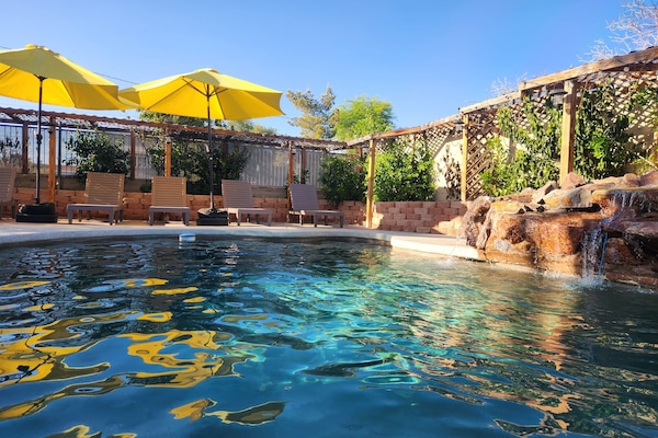 Een buitenzwembad en een verwarmd zwembad