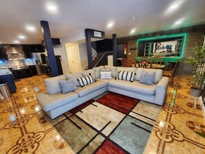 Smart TV, chimenea, videojuegos y futbolito 