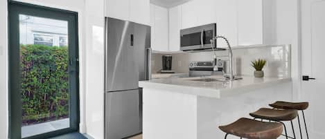 Frigorífico, microondas, horno y placa de cocina