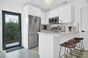 Réfrigérateur, micro-ondes, four, plaque de cuisson