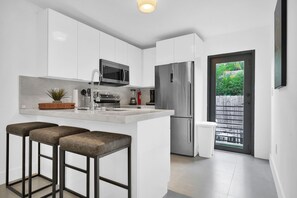 ثلاجة، ميكروويف، فرن، موقد طهي مسطح