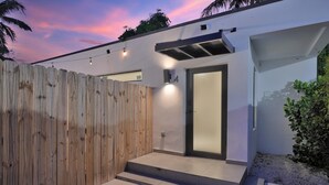 A modern house with a wooden fence, a glass door, and a number '4' sign. - Nice Villa in Miami 4 (Miami)