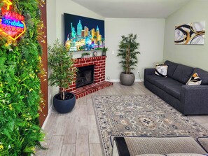 スマートテレビ、暖炉、テレビゲーム、テーブルサッカー台