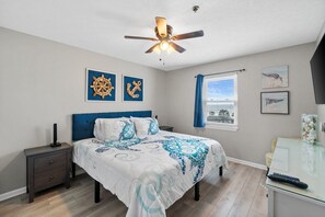 2 bedrooms, iron/ironing board, free WiFi, bed sheets - I Love This Place-Pets Welcome-Free Covered Parking-WiFi-Beach & Sunsets (Panama City Beach)