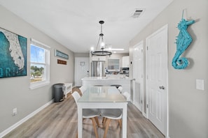 Dining - I Love This Place-Pets Welcome-Free Covered Parking-WiFi-Beach & Sunsets (Panama City Beach)