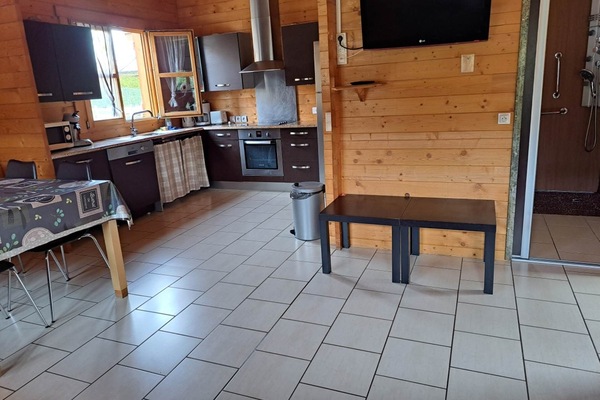 Salon et cuisine adaptée handicap du Chalet Aubrac
