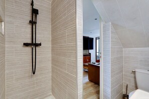 Un baño moderno con ducha, inodoro y lavabo.