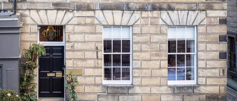 Vista frontal de la propiedad