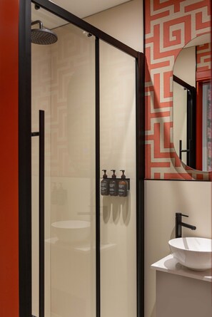 Regent | Badezimmer | Dusche, Designer-Toilettenartikel, Haartrockner, Bademäntel