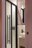 Walker | Salle de bain | Douche, articles de toilette de luxe, sèche-cheveux, peignoirs