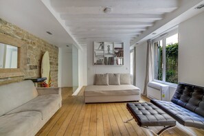 TV, fireplace - Hot Hot Hot Loft Faubourg Saint-Denis (Paris)