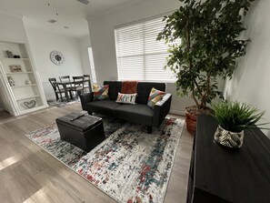 Smart TV - Quiet Stay Near ExxonMobil & St. Luke’s Hospital (Spring)