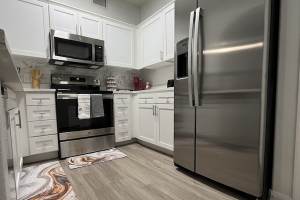 Køleskab, mikrobølgeovn, ovn, kogeplade