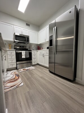 Réfrigérateur, four à micro-ondes, un four, surface de cuisson