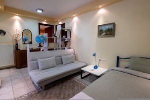 Una sala de estar moderna con un sofá, una mesita, una lámpara, una estantería y un cuadro en la pared.