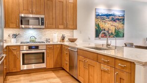Fridge, microwave, oven, stovetop - Walk to Arrow Bahn Express | Icegrass Chalet (Edwards)