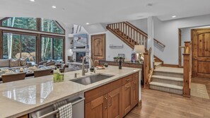 المنشأة من الداخل