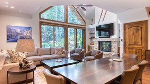 Una Smart TV, una chimenea