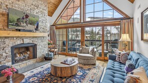 Smart TV, fireplace
