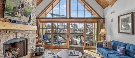 Una Smart TV, una chimenea