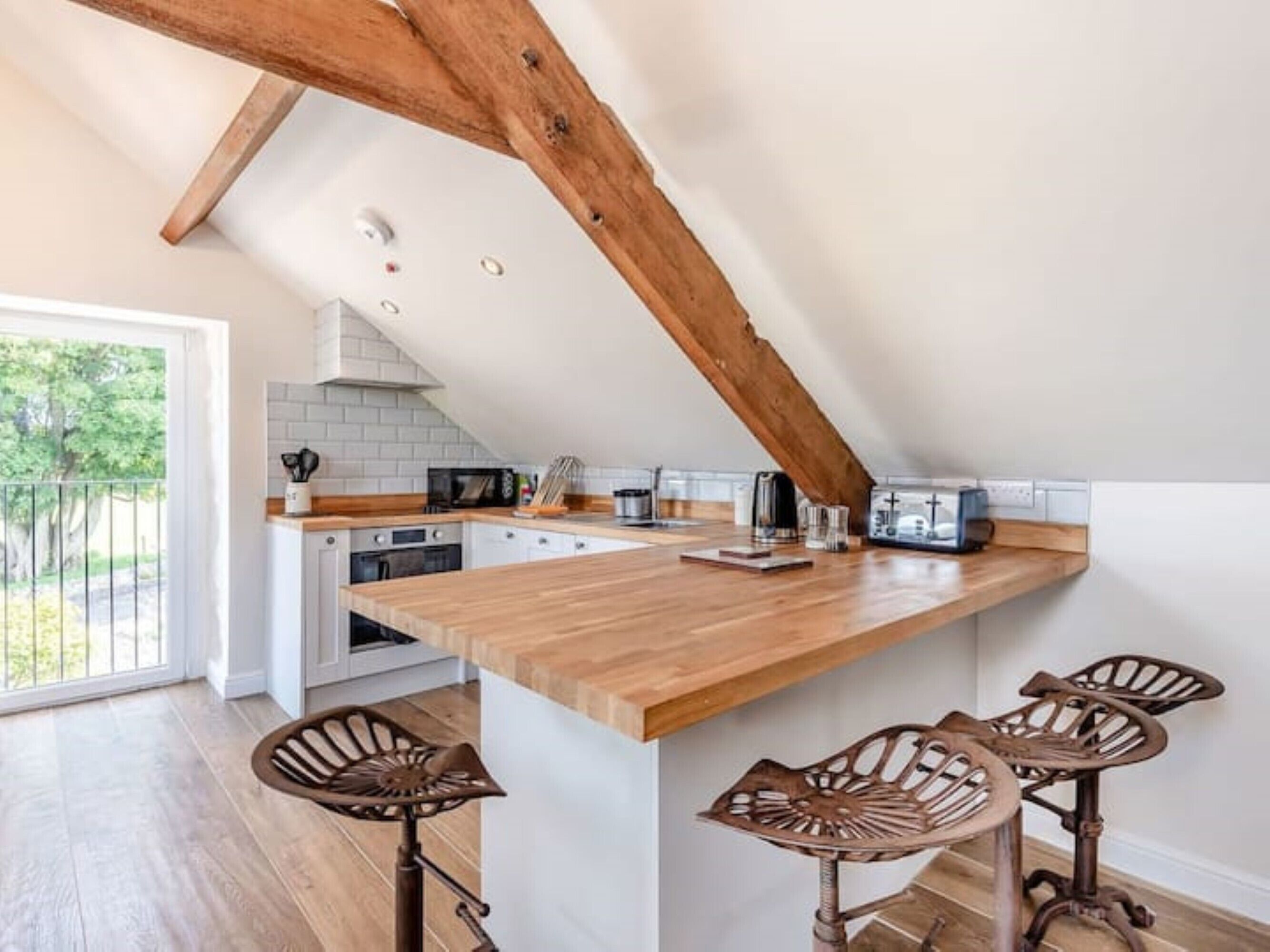 Een microgolfoven, een oven, een koffiezetapparaat/waterkoker