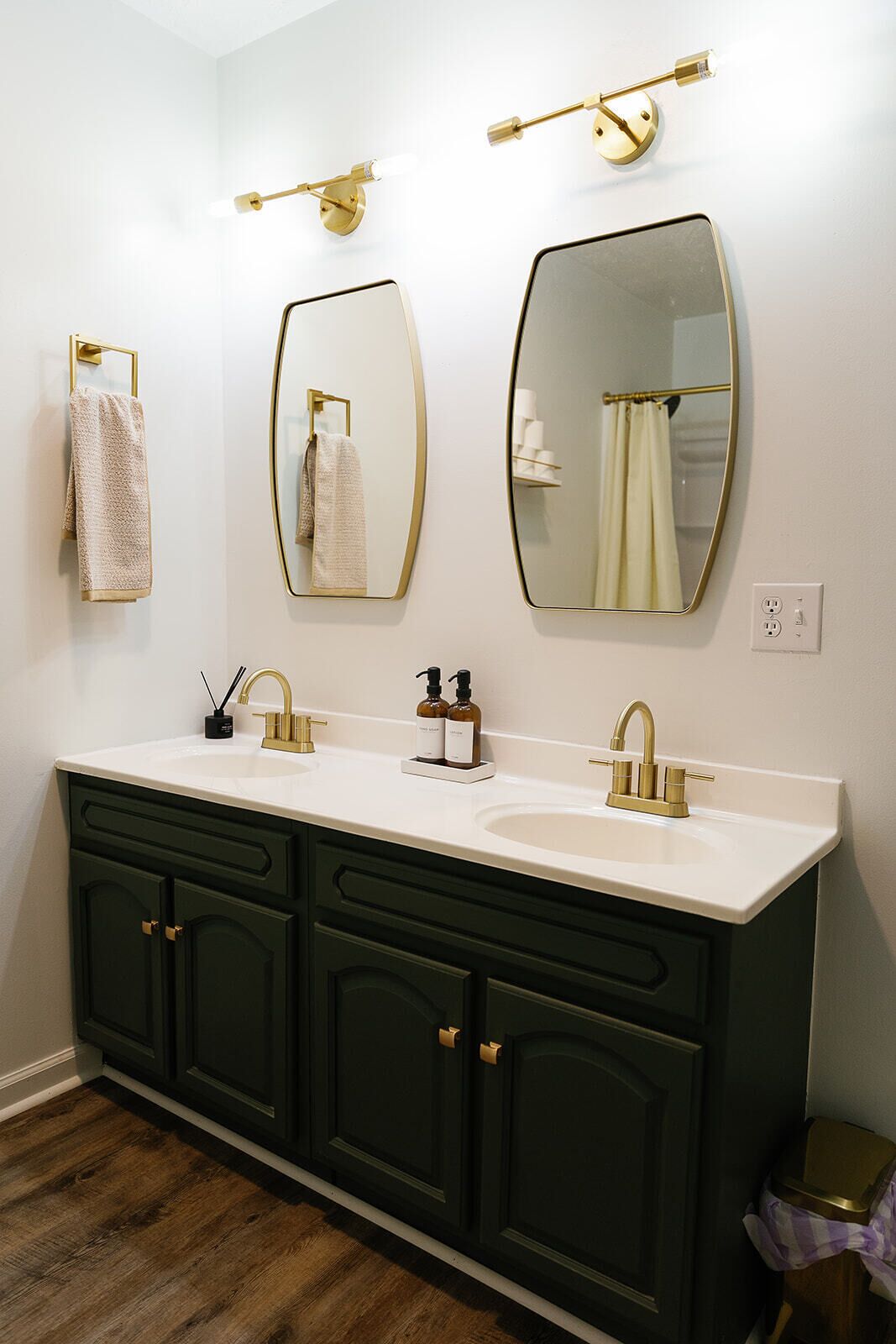 Regadera, secadora de cabello, toallas, jabón 