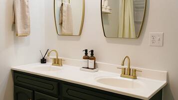 Regadera, secadora de cabello, toallas, jabón