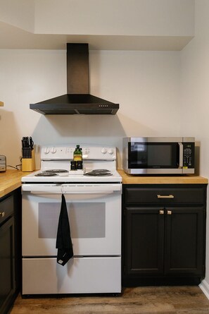 Microwave, oven, stovetop, dishwasher - "Morning View 3” Cozy Modern Stay - College/Hiking (Berea)