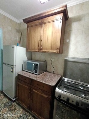 Kjøleskap, mikrobølgeovn, ovn og vannkoker