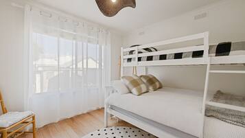 2 bedrooms, iron/ironing board, internet