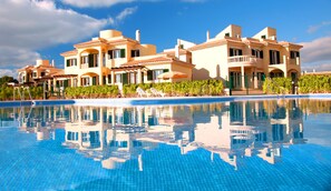 Una gran piscina amb un reflex clar dels edificis.