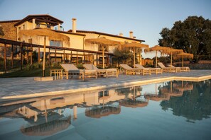 3 indoor pools, outdoor pool, open 11:00 AM to 8:00 PM, pool umbrellas - Hábitat Cigueña Negra (Valverde del Fresno)