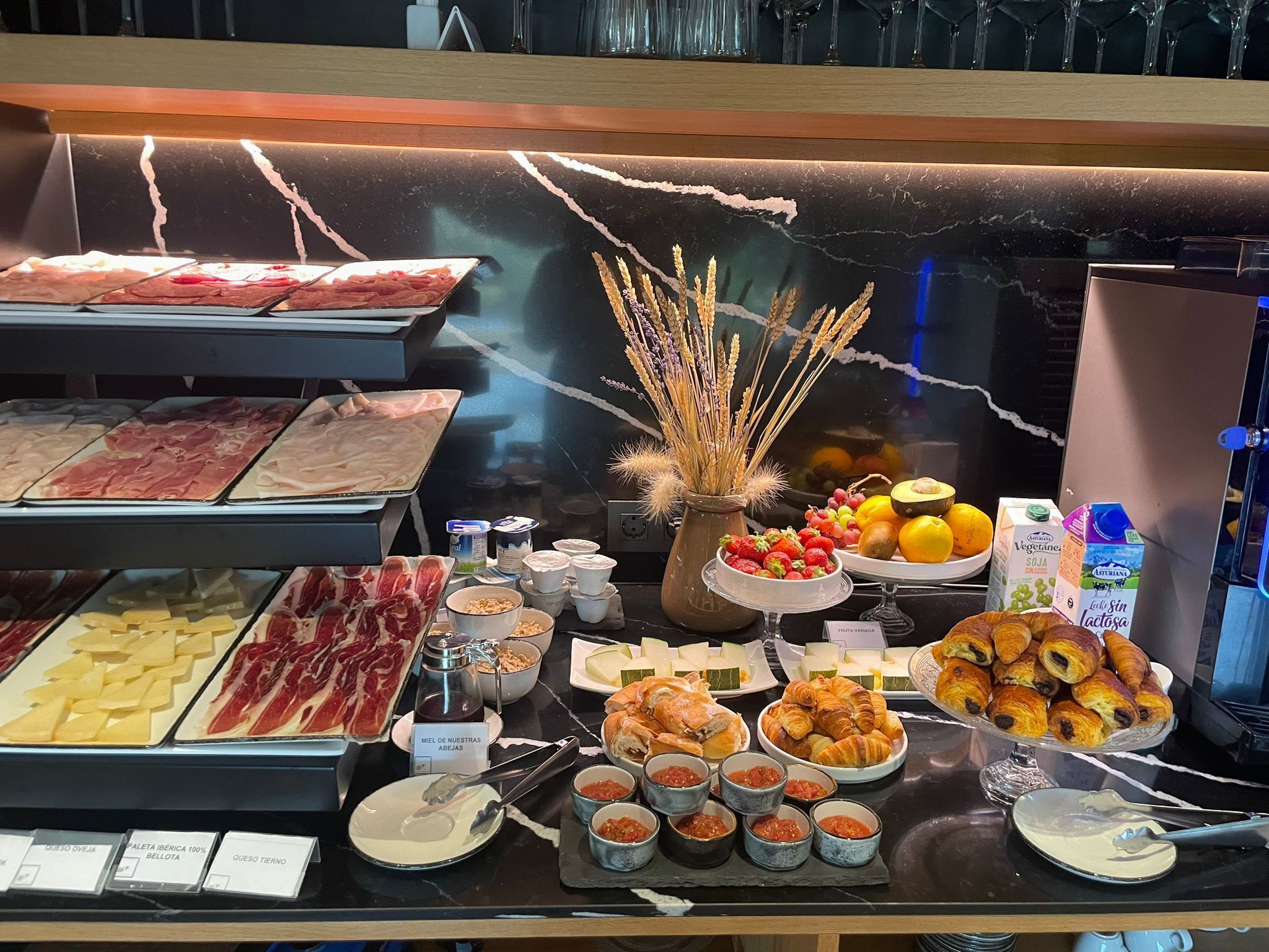 Tägliches inbegriffenes kontinentales Frühstück