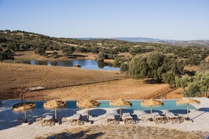 3 indendørs pools, udendørs pool, parasoller, liggestole