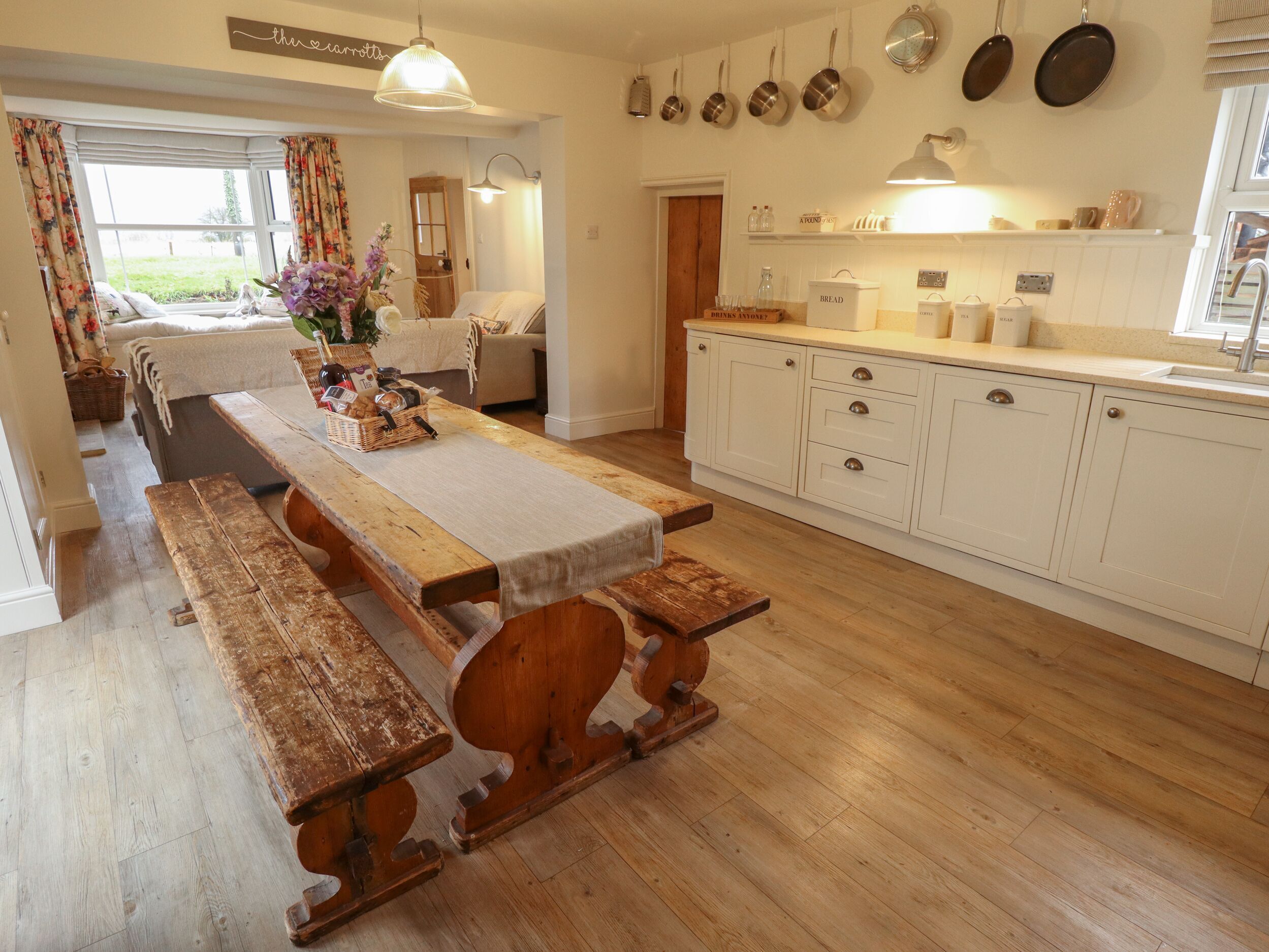 Réfrigérateur, lave-vaisselle, bouilloire électrique, grille-pain