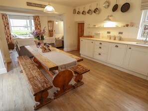 Fridge, dishwasher, electric kettle, toaster - Holt House (Boston)
