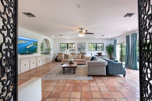 Smart-TV, Kamin, Tischfußball, Tischtennisplatte