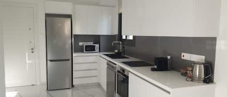 Frigorifero con congelatore, microonde, forno, lavastoviglie