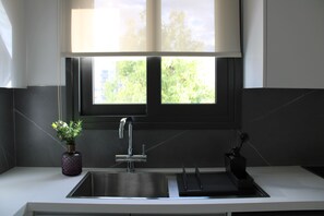 Full-size fridge, microwave, oven, dishwasher - Hypnos Residence (Ayios Dhometios)