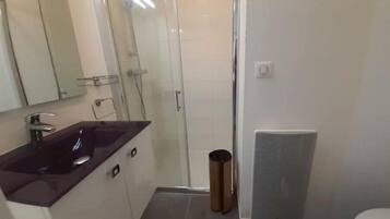 SĂšche-cheveux, serviettes fournies, savon, papier toilette