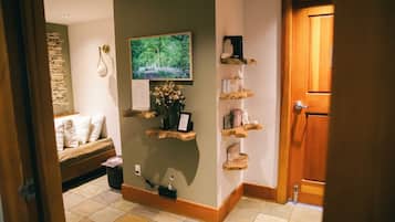 Deep-tissue massages, Swedish massages, 2 treatment rooms, massages