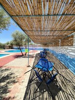 Una piscina al aire libre de temporada